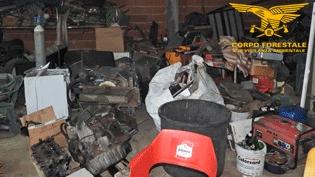 Rifiuti ammassati in un capannone, denunciato il proprietario