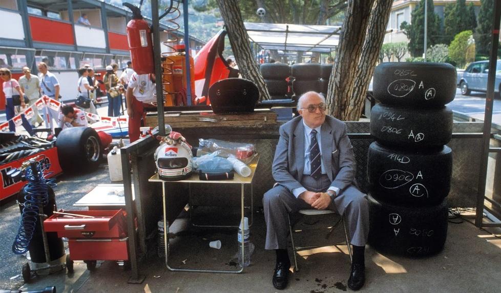 
	Carlo Chiti seduto al box del circuito di Montecarlo

