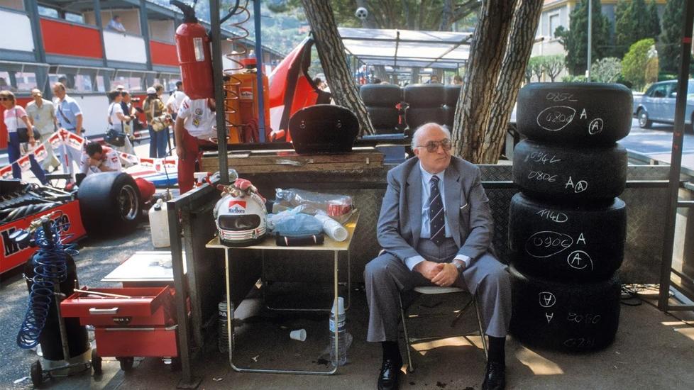 Carlo Chiti seduto al box del circuito di Montecarlo