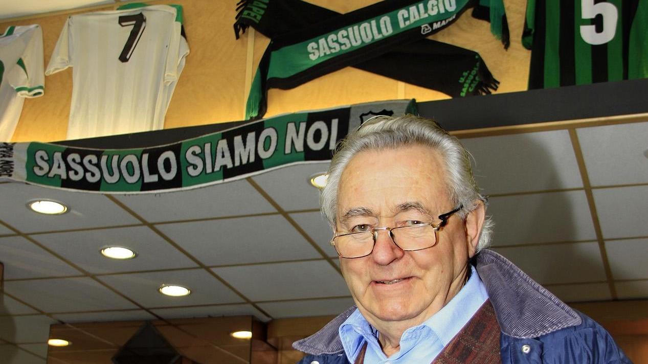 Renzo Bini nel suo bar Luana in una foto del 2011