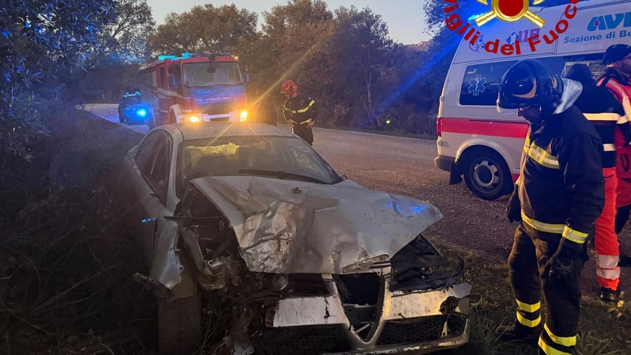 L’auto finisce fuori strada: tre feriti, due sono minorenni