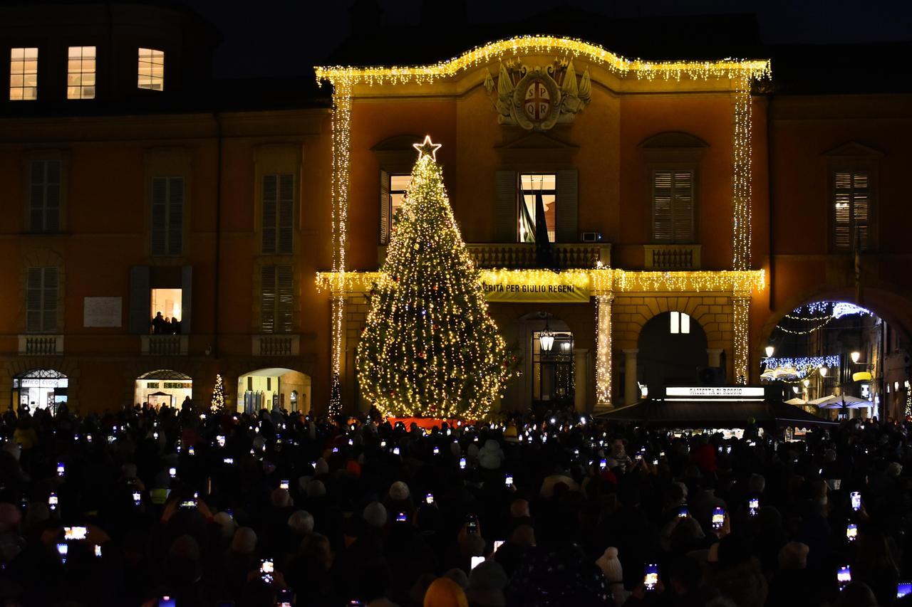 In centro a Reggio Emilia si è acceso l’albero di Natale