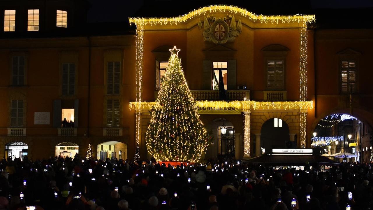 In centro a Reggio Emilia si è acceso l’albero di Natale