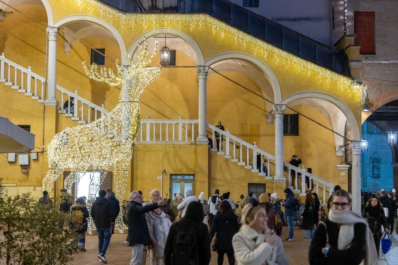 Brillano le luminarie e a Ferrara si accende la magia del Natale