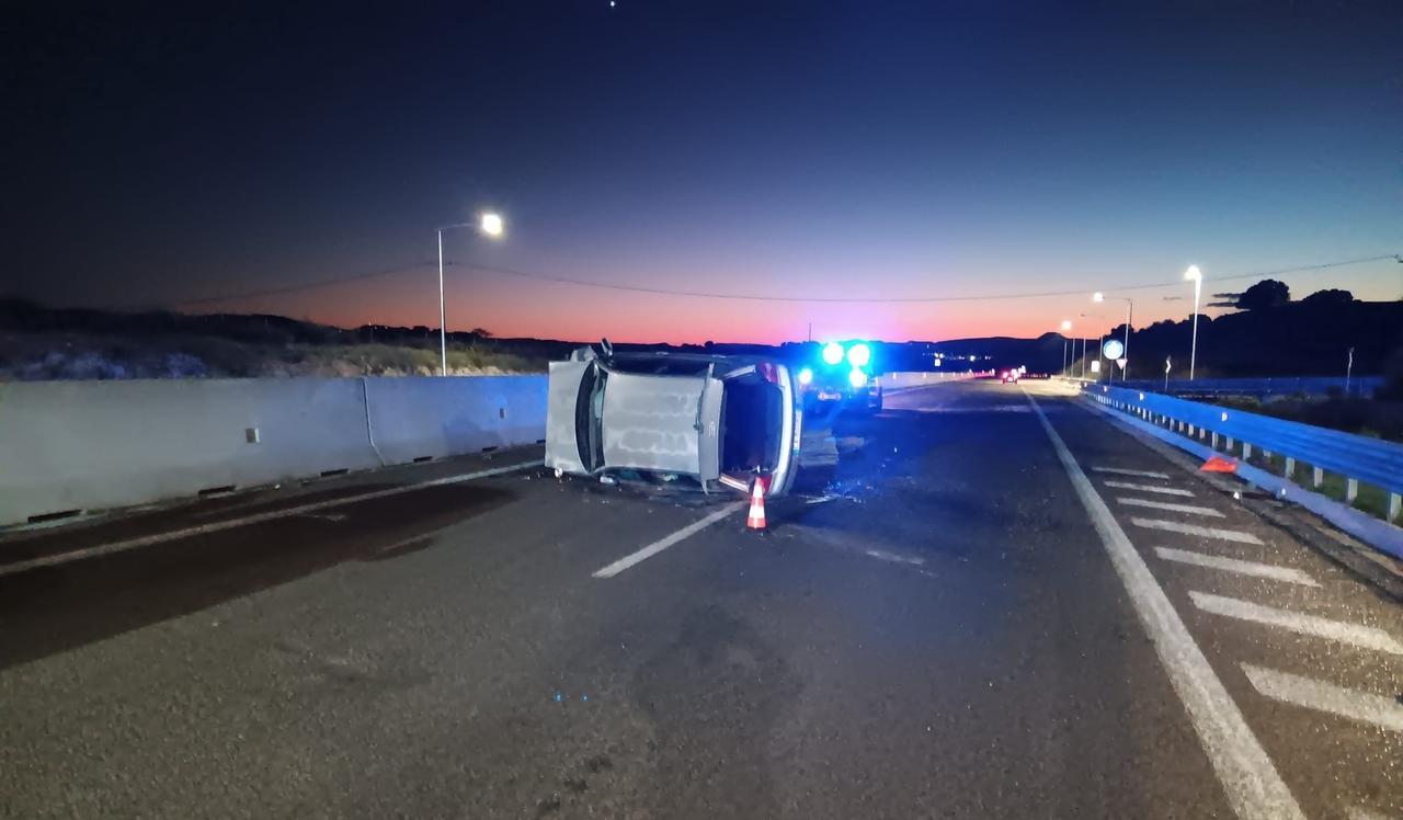 Si ribalta con l’auto sulla Olbia-Sassari, grave una 71enne