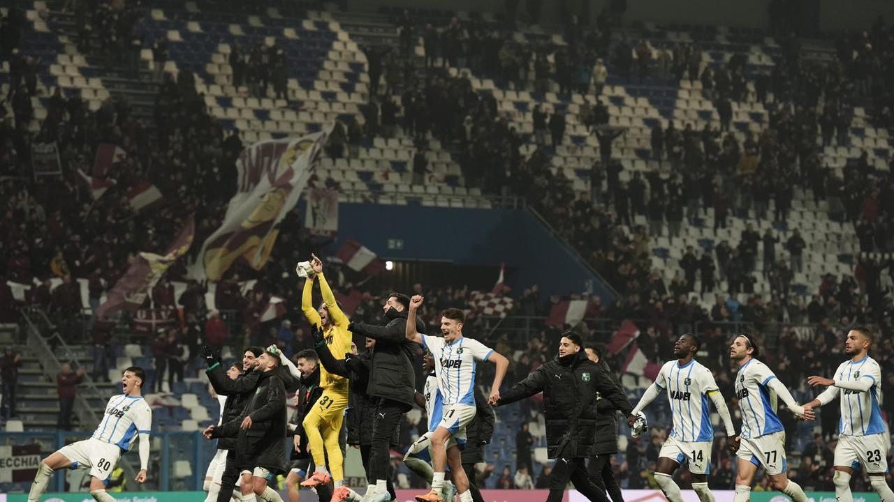 L'esultanza dei giocatori del Sassuolo sotto la curva