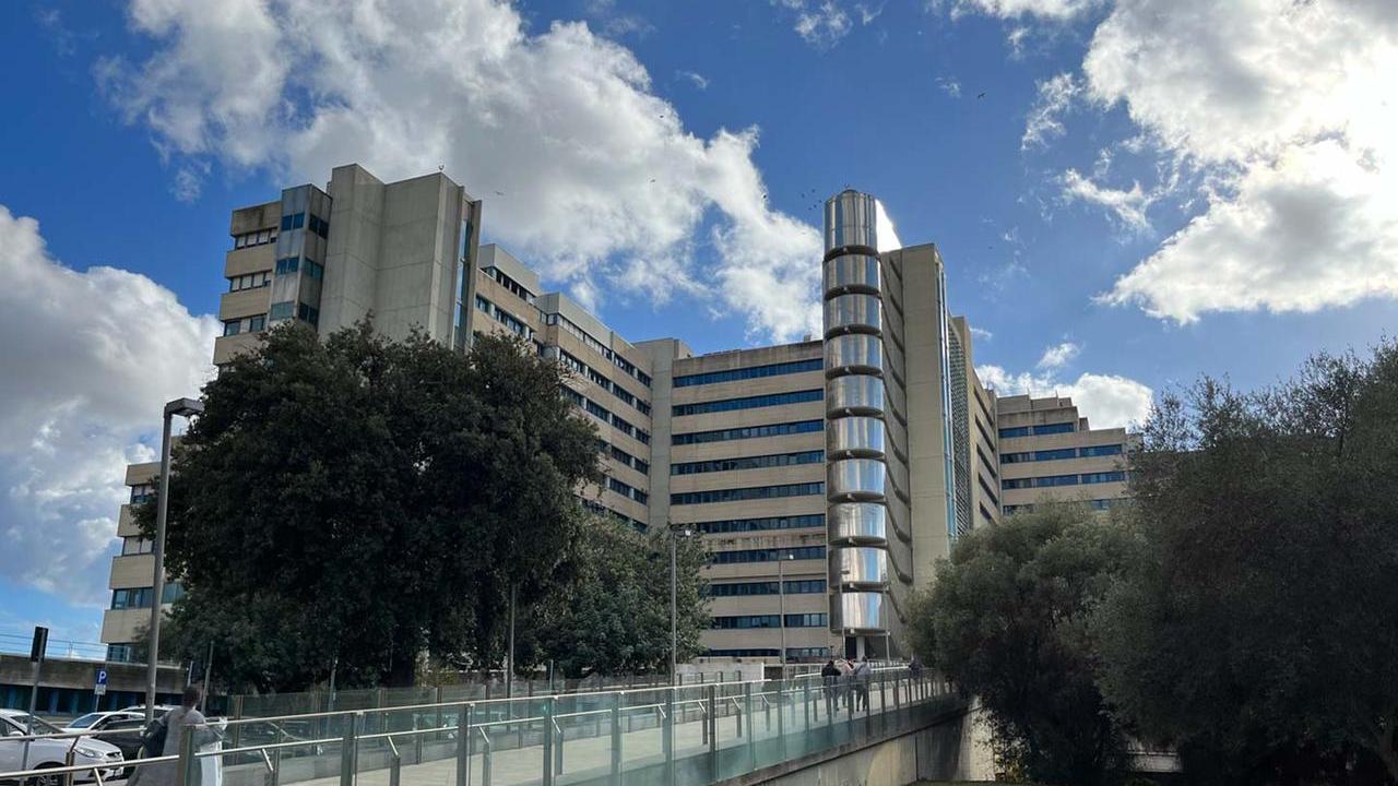 Pedone in attesa del bus travolto da un’auto coinvolta in uno scontro con un furgone