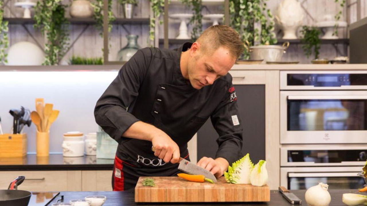 Lo chef Simone Rugiati al lavoro in cucina