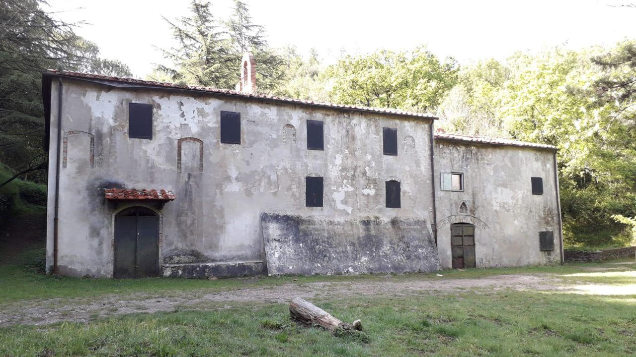 L’Eremo della Sambuca, nel cuore dei boschi della Valle Benedetta versa in condizioni di degrado e abbandono