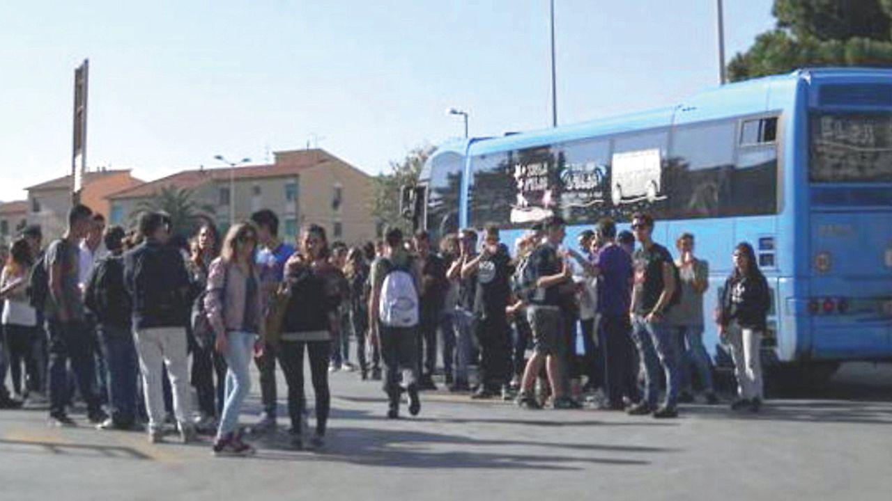 <br />
Ragazzi in attesa del bus in viale Elba (foto di archivio)