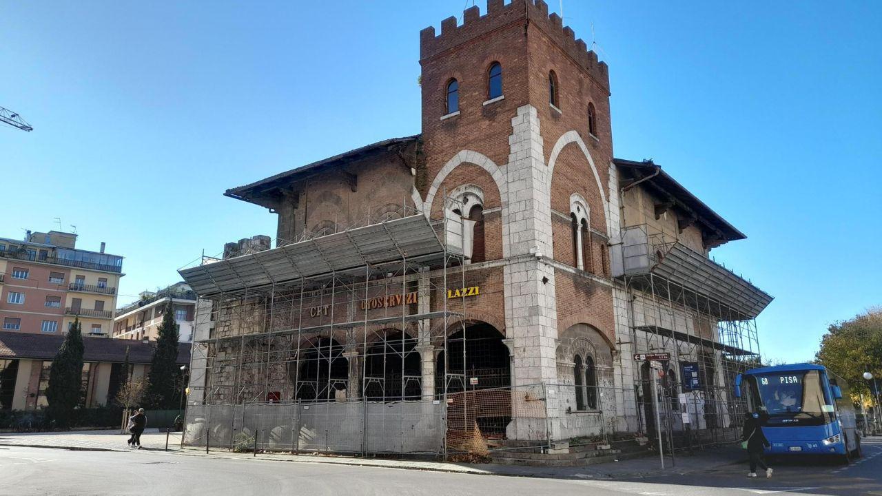 L’esterno e alcuni dettagli dell’ex stazione del trammino
