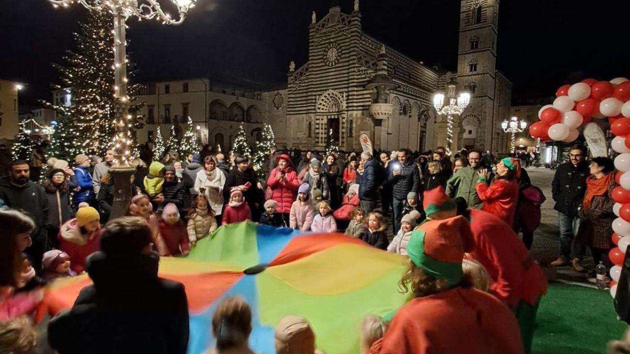 Gli elfi in piazza Duomo per l’accensione delle luminarie e l’inaugurazione del villaggio di Babbo Natale