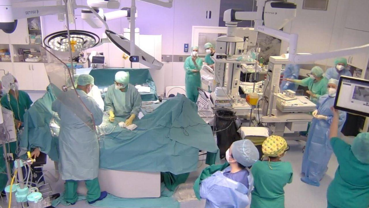 Equipe medica durante un intervento chirurgico (Foto d’archivio)