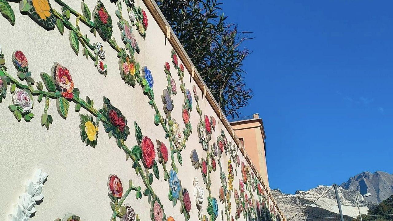 Il mosaico è composto da 533 rose provenienti da artisti di 32 Paesi del mondo