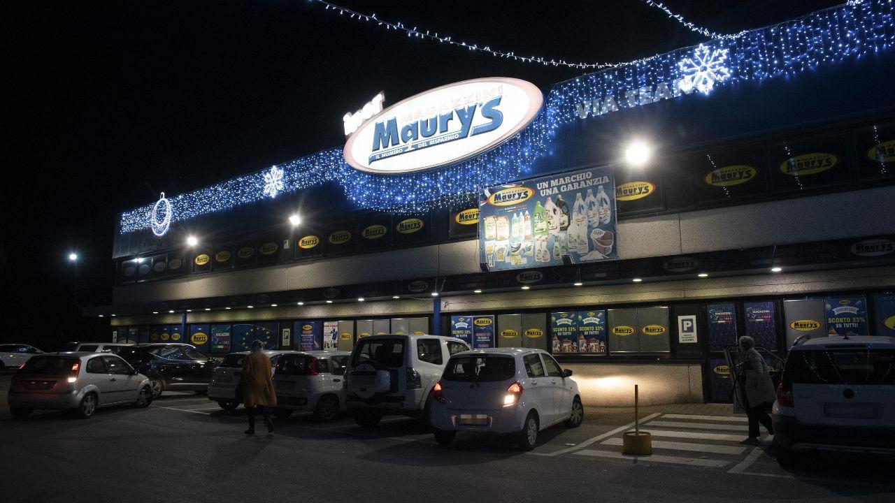 In alto il punto vendita Maury’s di via Teano dove era avvenuta la tentata rapina