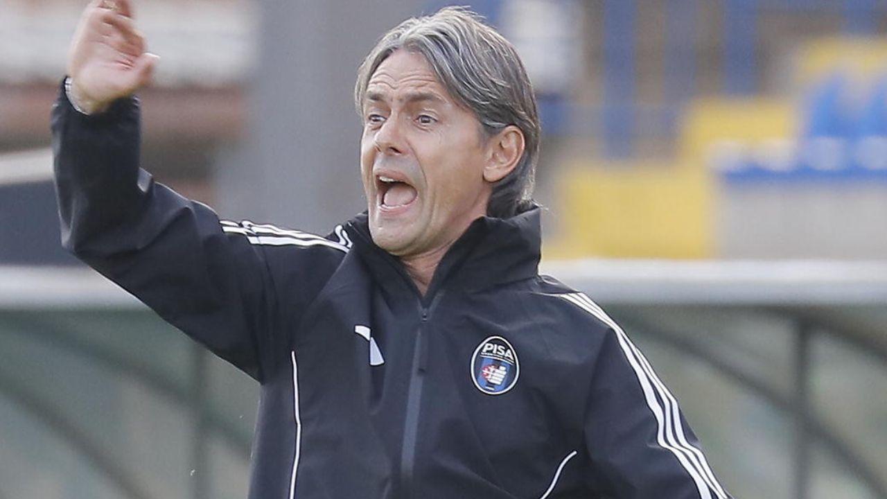 Il tecnico nerazzurro Filippo Inzaghi in panchina mentre impartisce ordini e direttive ai suoi giocatori (foto Muzzi)