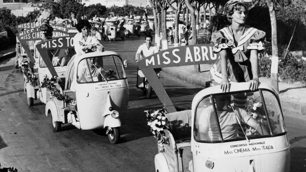 Sfilata di miss sull’Ape Siamo negli anni Cinquanta La foto è stata fornita dall’ufficio stampa della Piaggio