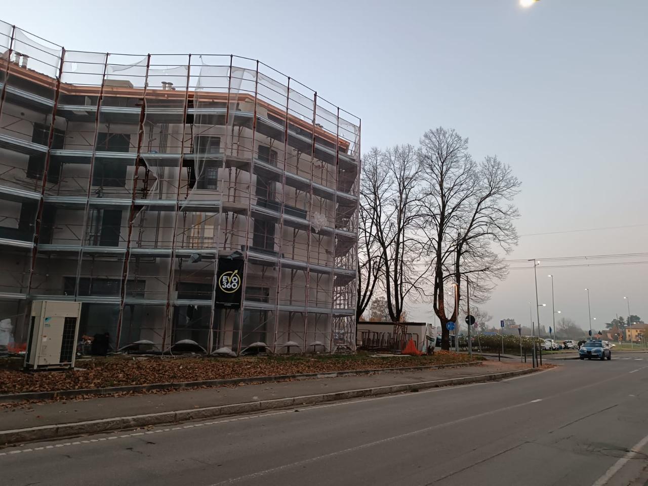 Scivola dal ponteggio e cade da sei metri: grave artigiano 47enne