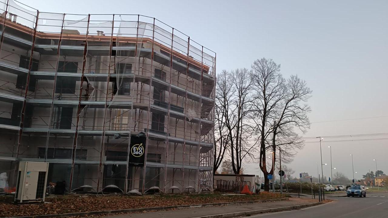 Scivola dal ponteggio e cade da sei metri: grave artigiano 47enne