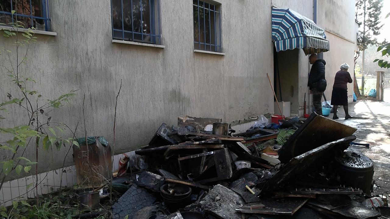 Incendio nell’appartamento, in quattro evacuati dal balcone