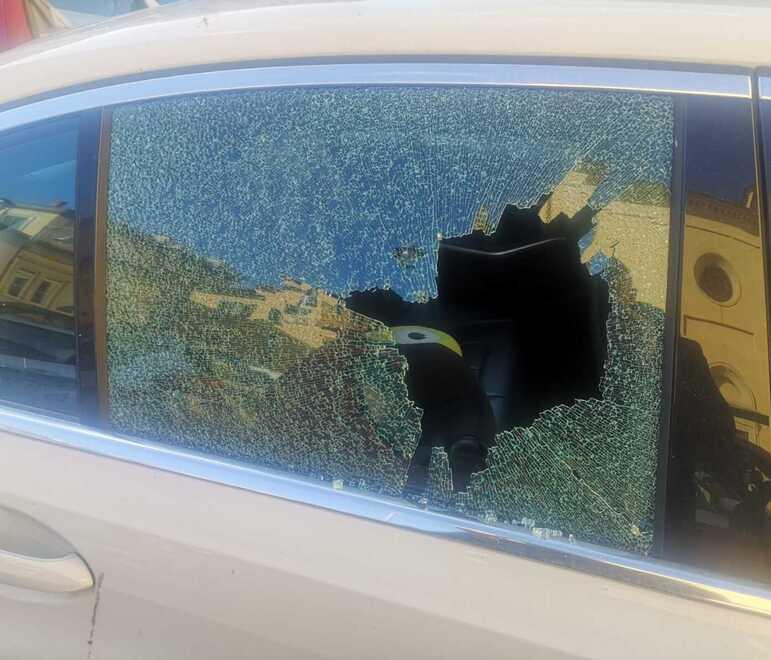 Livorno, raid sulle auto in sosta: vetri spaccati e raffica di furti<br>
