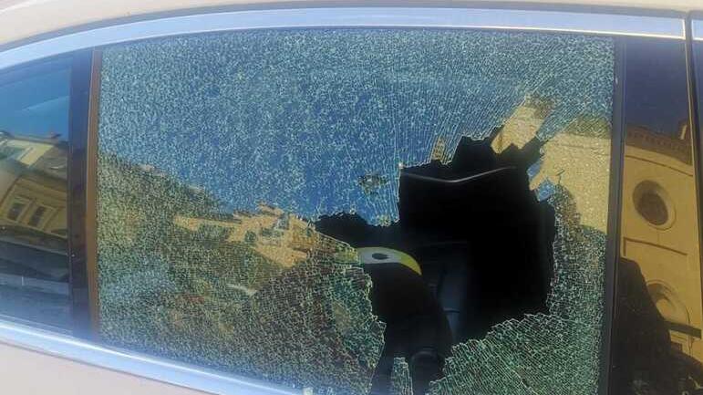 Livorno, raid sulle auto in sosta: vetri spaccati e raffica di furti<br>