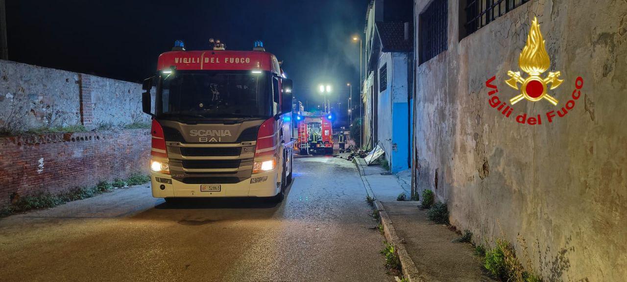 Livorno, ancora un incendio nei capannoni di via de Pazzi