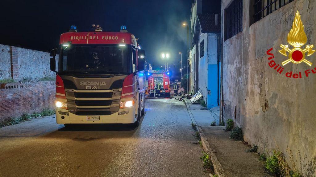 Livorno, ancora un incendio nei capannoni di via de Pazzi