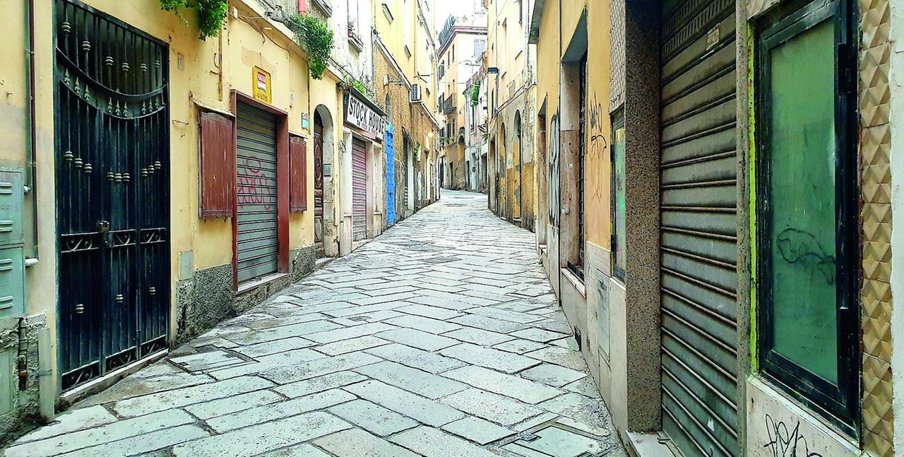 Passamontagna e coltello, il rapinatore colpisce due volte