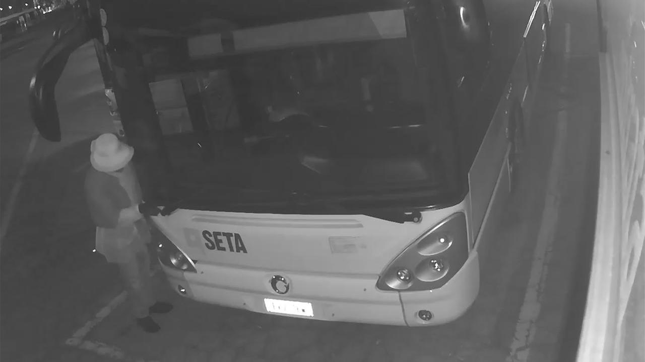 Le telecamere hanno immortalato il 60enne sabotatore: il cappello utilizzato dall'uomo è stato decisivo per le indagini