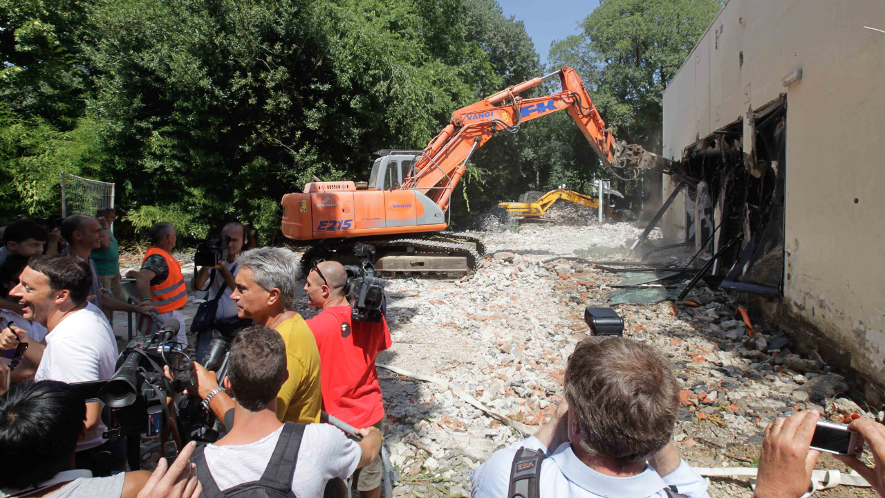 La demolizione della ex discoteca alle Cascine nel 2013