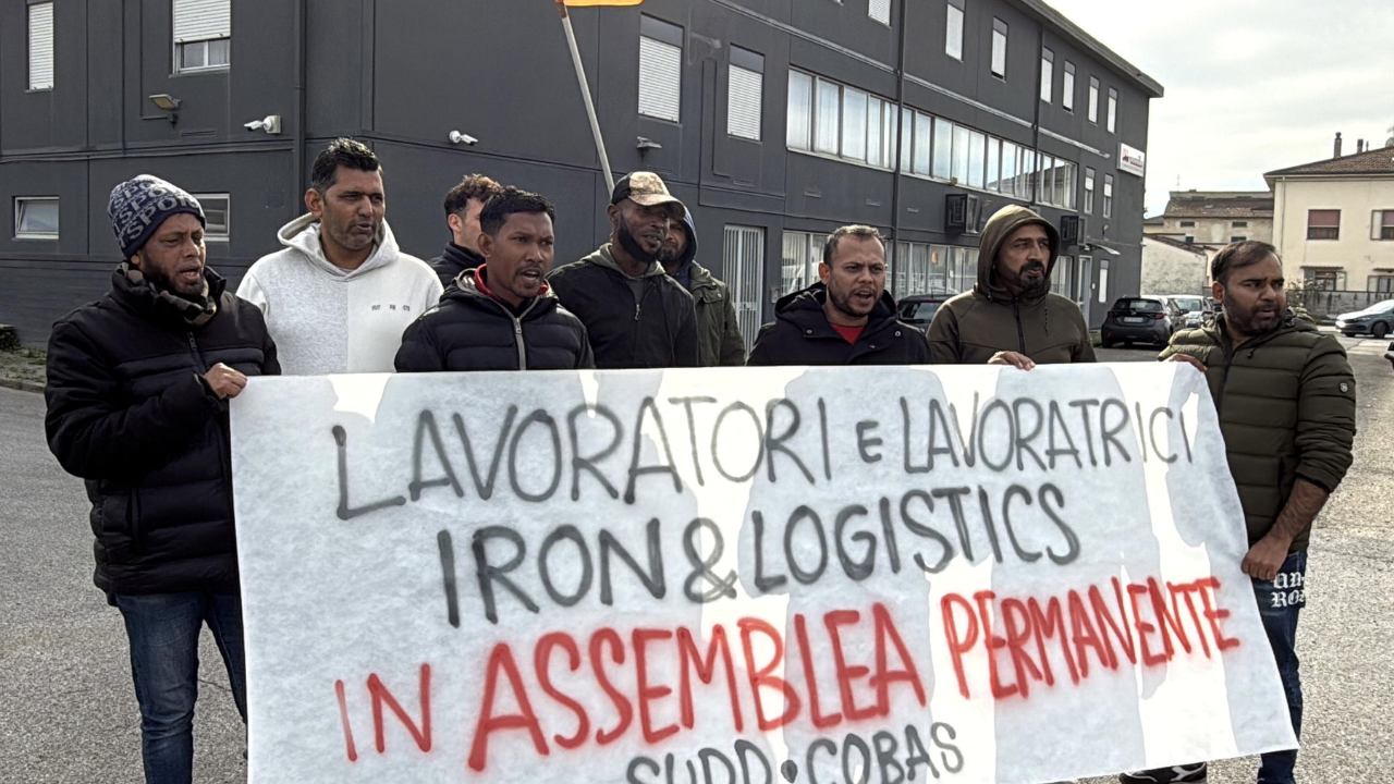 Alcuni dei lavoratori in presidio davanti all’azienda (foto Nucci)