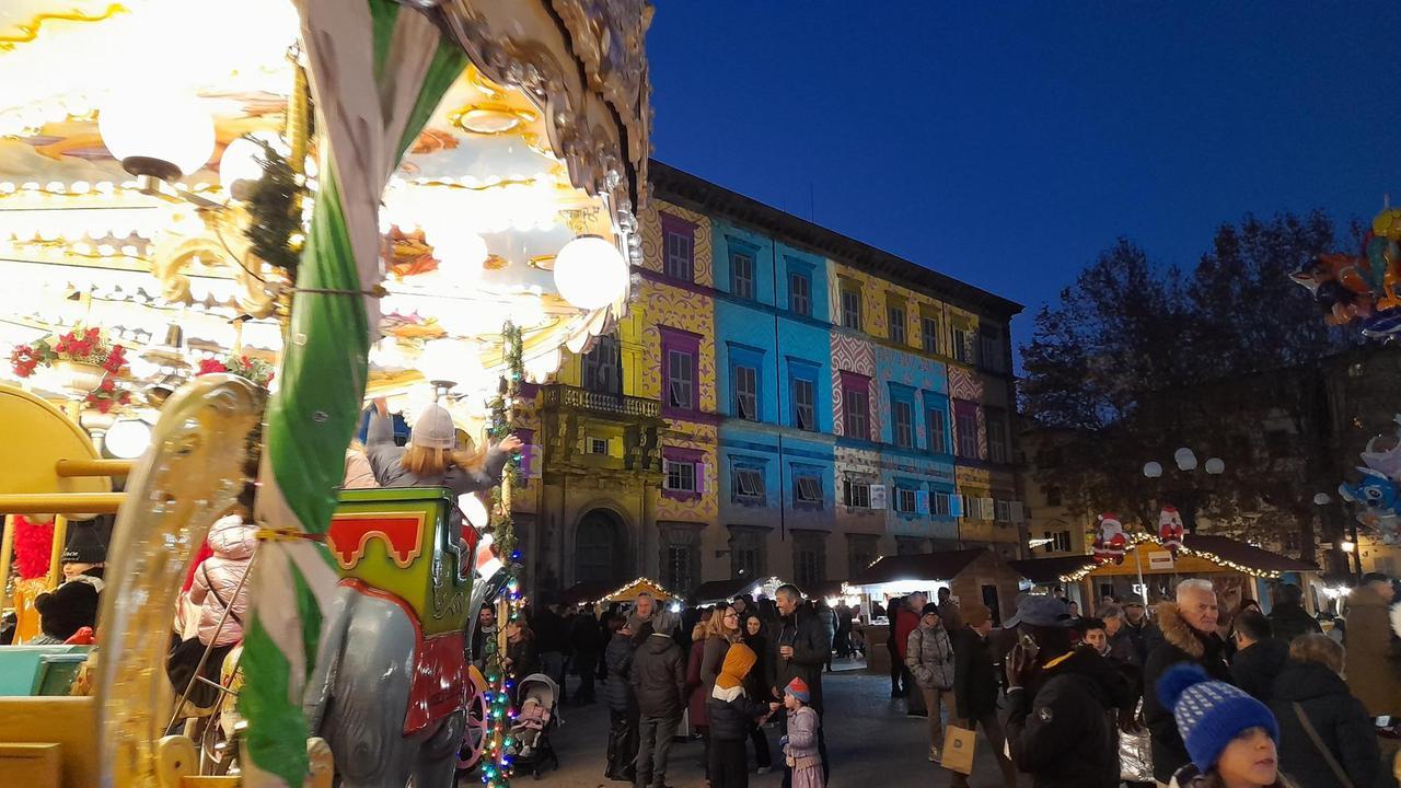 Visitatori ieri pomeriggio, in piazza Napoleone tra stand e luci