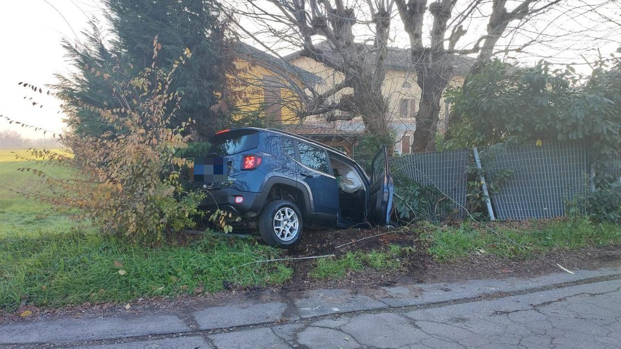 Non si ferma all’alt e fugge ma l’auto vola fuori strada