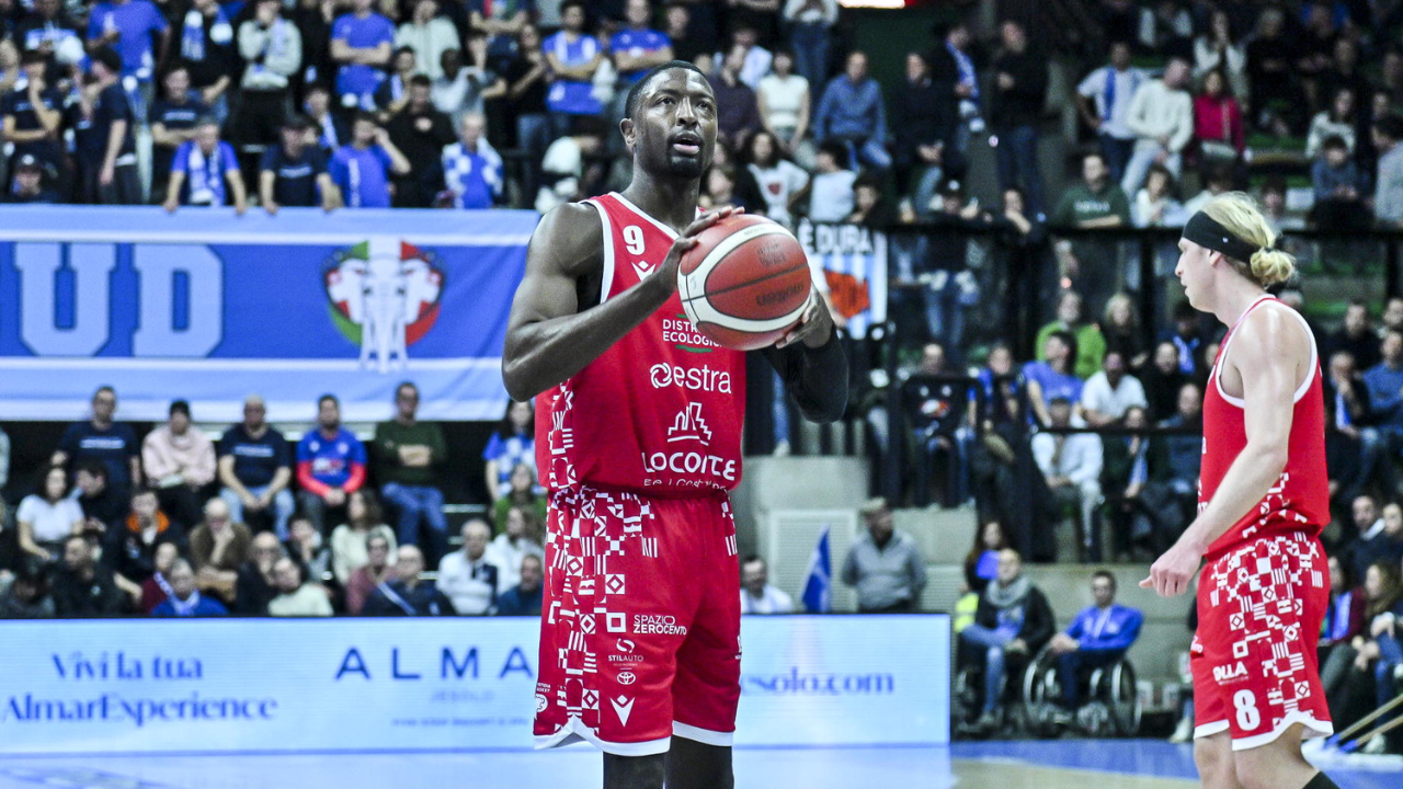 Il debuttante Maurice Kemp al tiro dalla lunetta