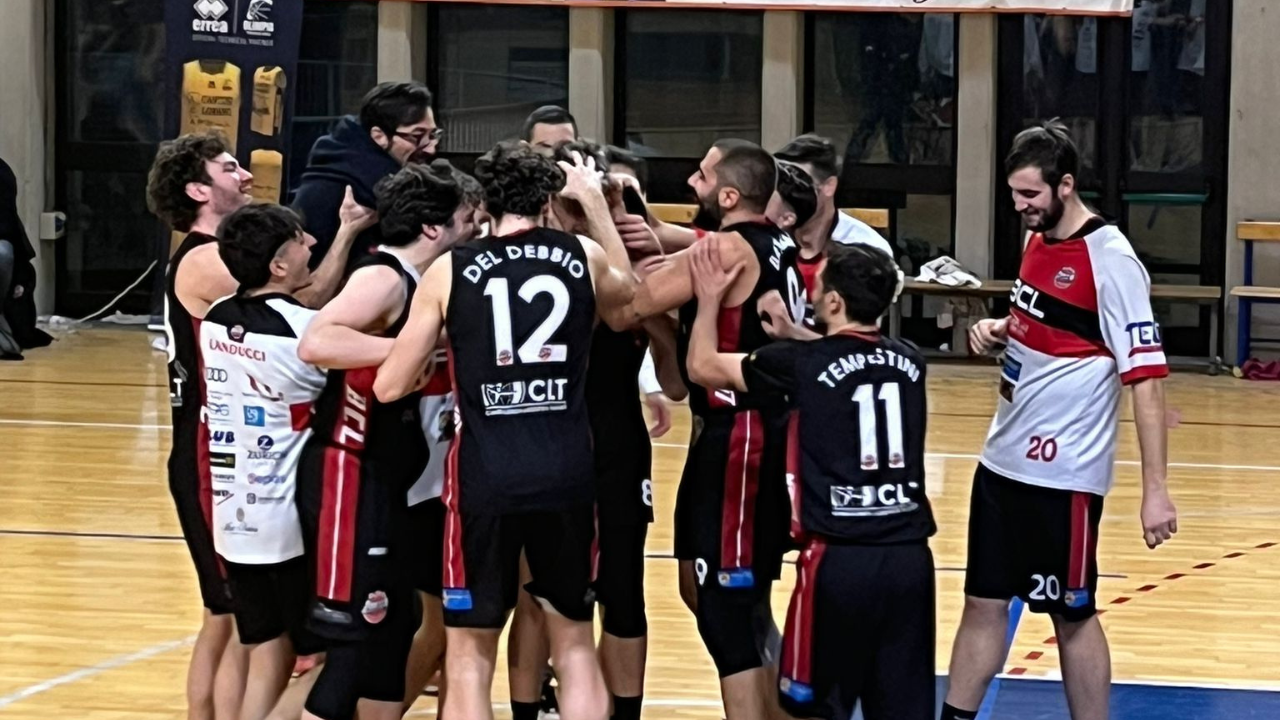 La gioia dei ragazzi in maglia biancorossa sul parquet dell’Olimpia Legnaia