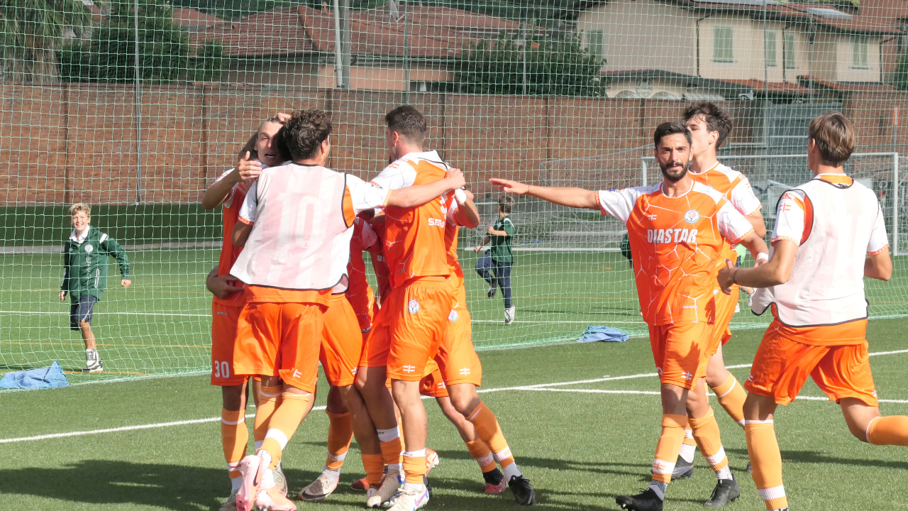 L’esultanza dei giocatori del Seravezza Pozzi dopo un gol (Foto Roberto Paglianti)