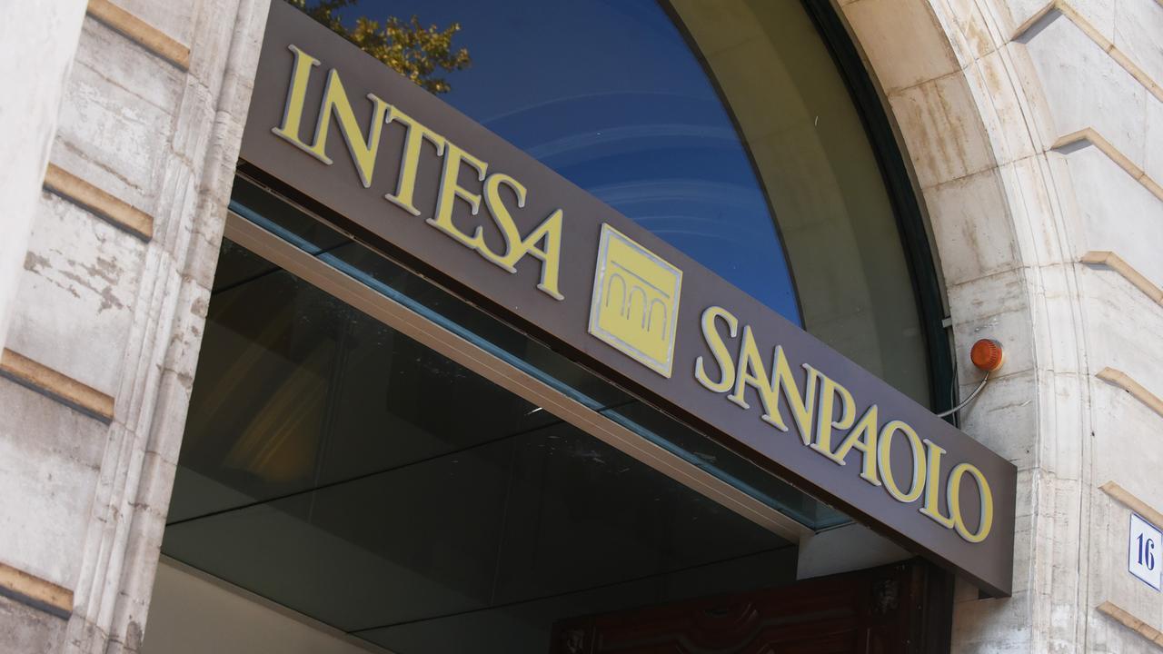 Intesa San Paolo in down: l’app non funziona, niente pensioni e stipendi. Ecco che cosa sta succedendo