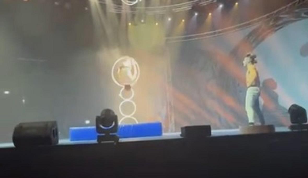 
	Il momento in cui l'acrobata ha commesso l'errore durante la sua esibizione

