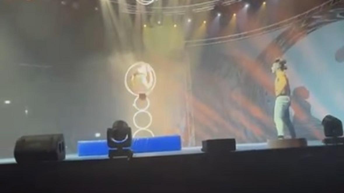 Il momento in cui l'acrobata ha commesso l'errore durante la sua esibizione