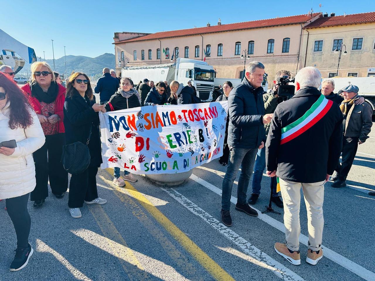 
	Il presidio sul porto di Portoferraio (foto Gio' Di Stefano)

