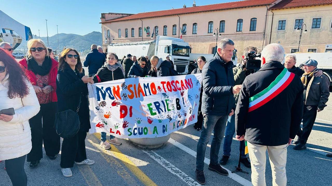 Il presidio sul porto di Portoferraio (foto Gio' Di Stefano)