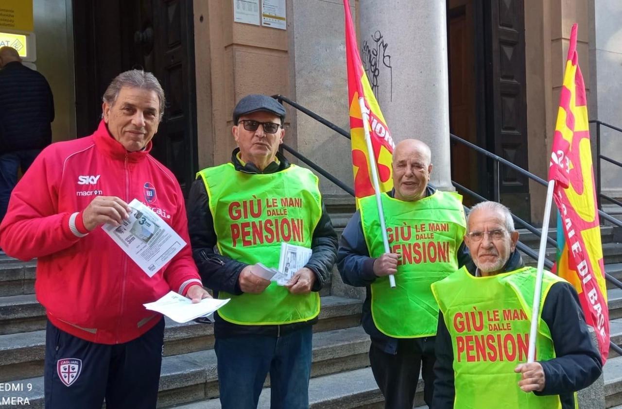 
	I pensionati davanti alle poste centrali di piazza del Carmine a Cagliari<em>&nbsp;(foto Mario Rosas)</em>

