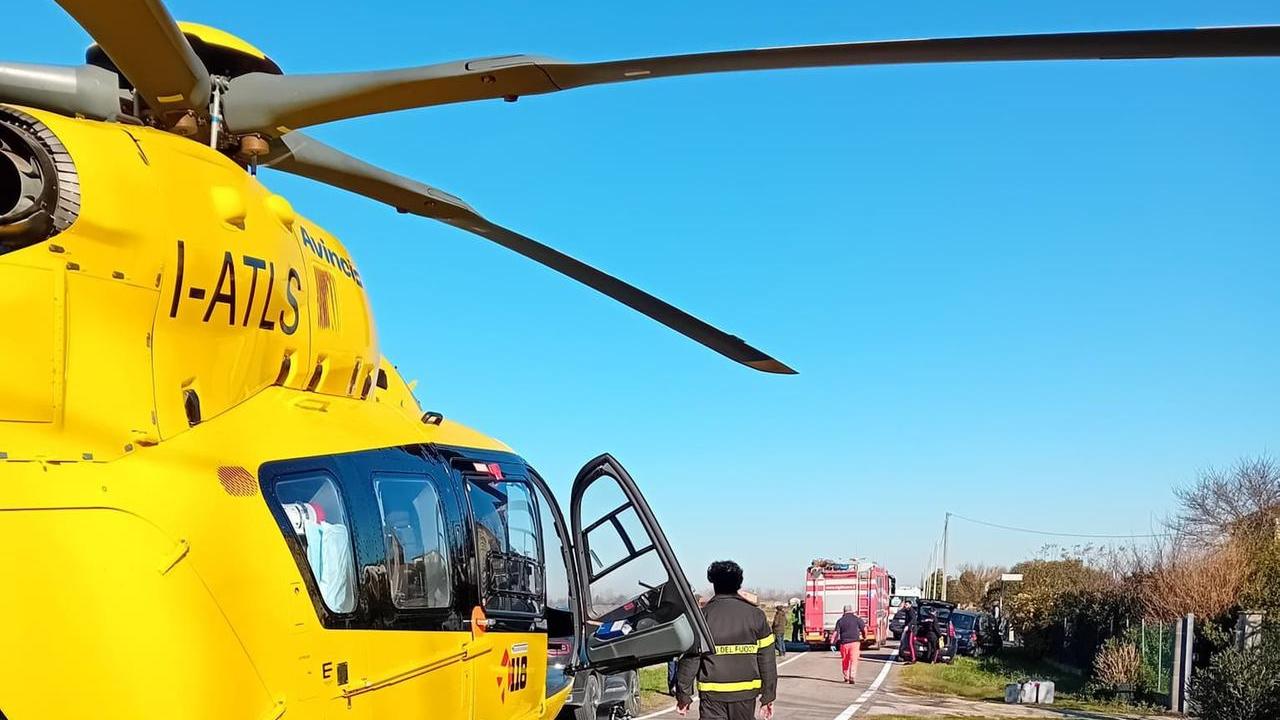 Schianto a Bosco Mesola, grave una donna