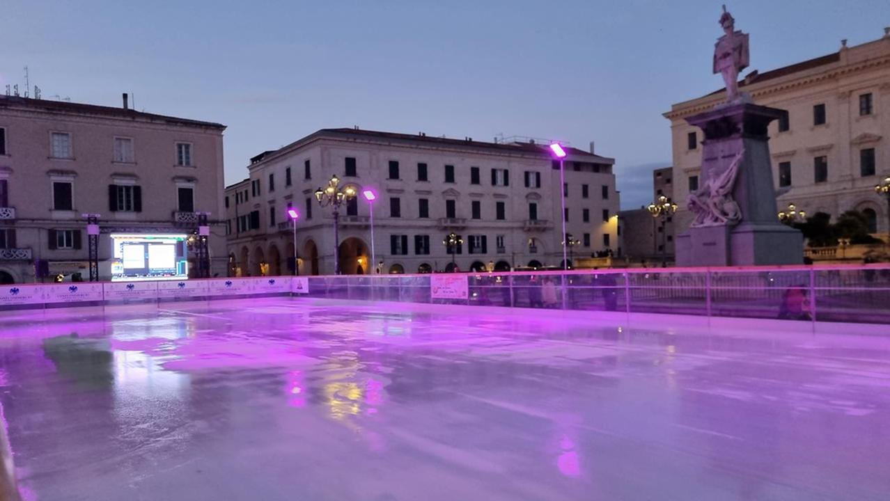 La pista di pattinaggio in piazza d'Italia