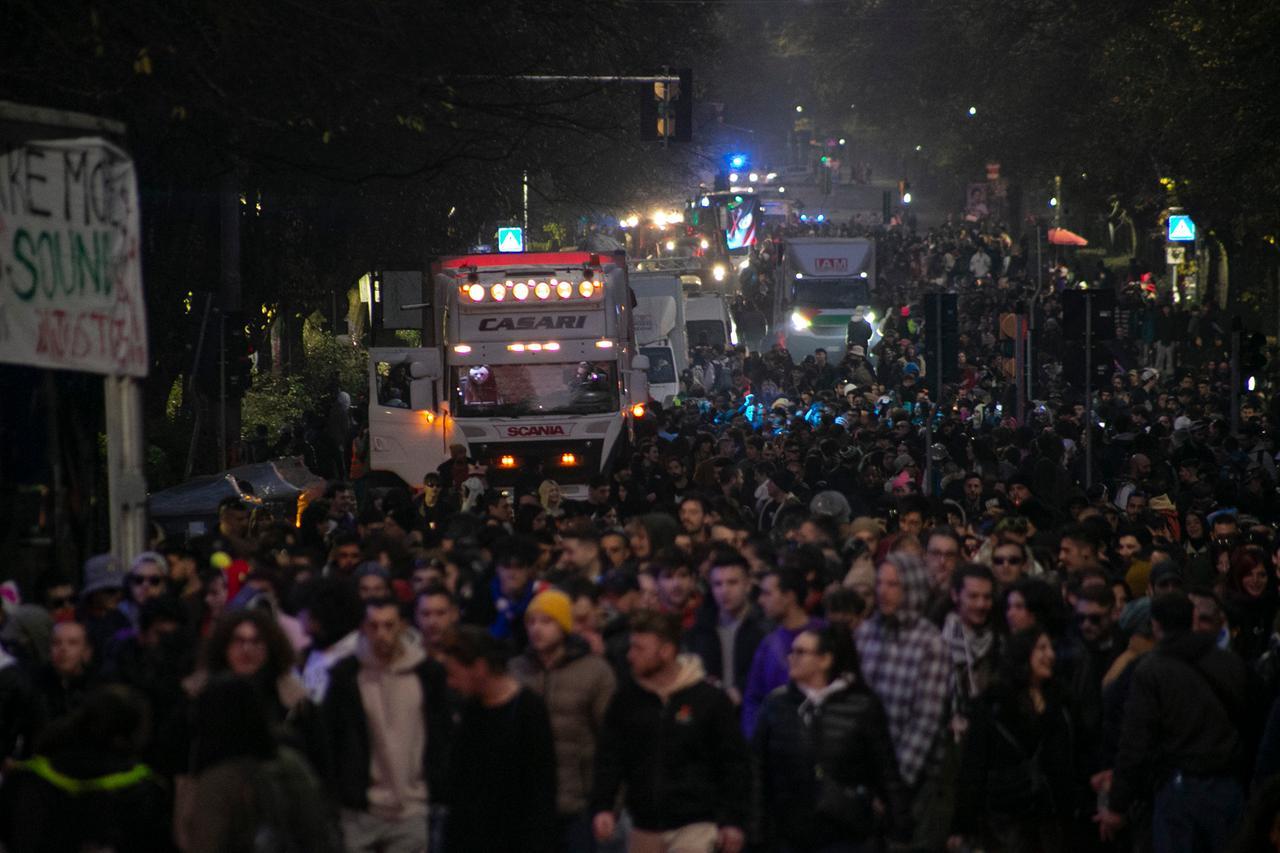 
	Il passaggio della Street Parade sui viali a Modena

