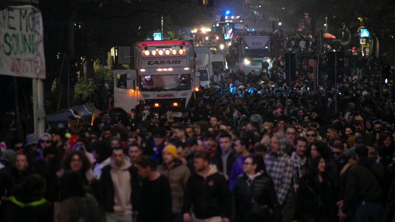 Il passaggio della Street Parade sui viali a Modena