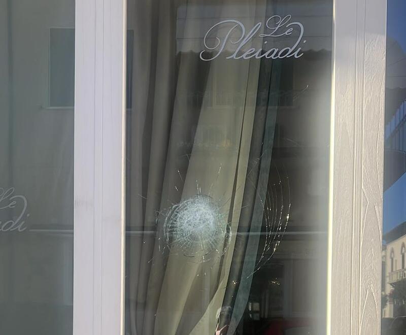 Viareggio, vandali in Darsena: presa a colpi di spranga la vetrata del centro estetico<br>
