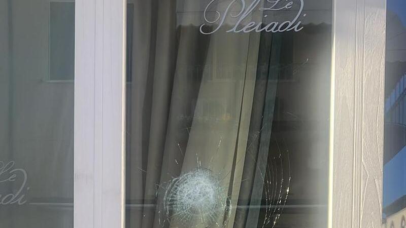 Viareggio, vandali in Darsena: presa a colpi di spranga la vetrata del centro estetico<br>