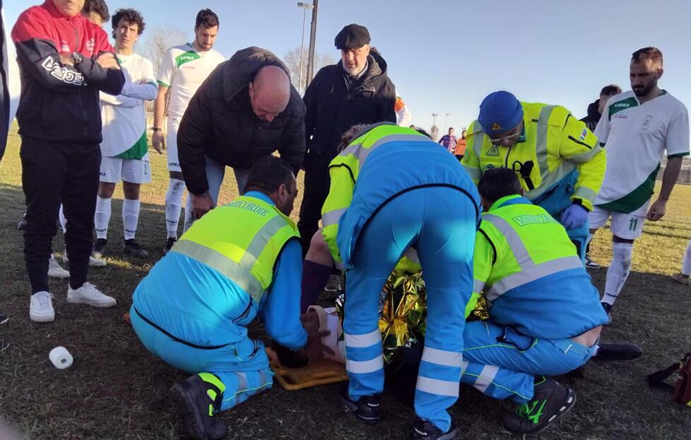 
	I soccorsi mal campo&nbsp; sportivo di Capannoli (foto Franco Silvi)


